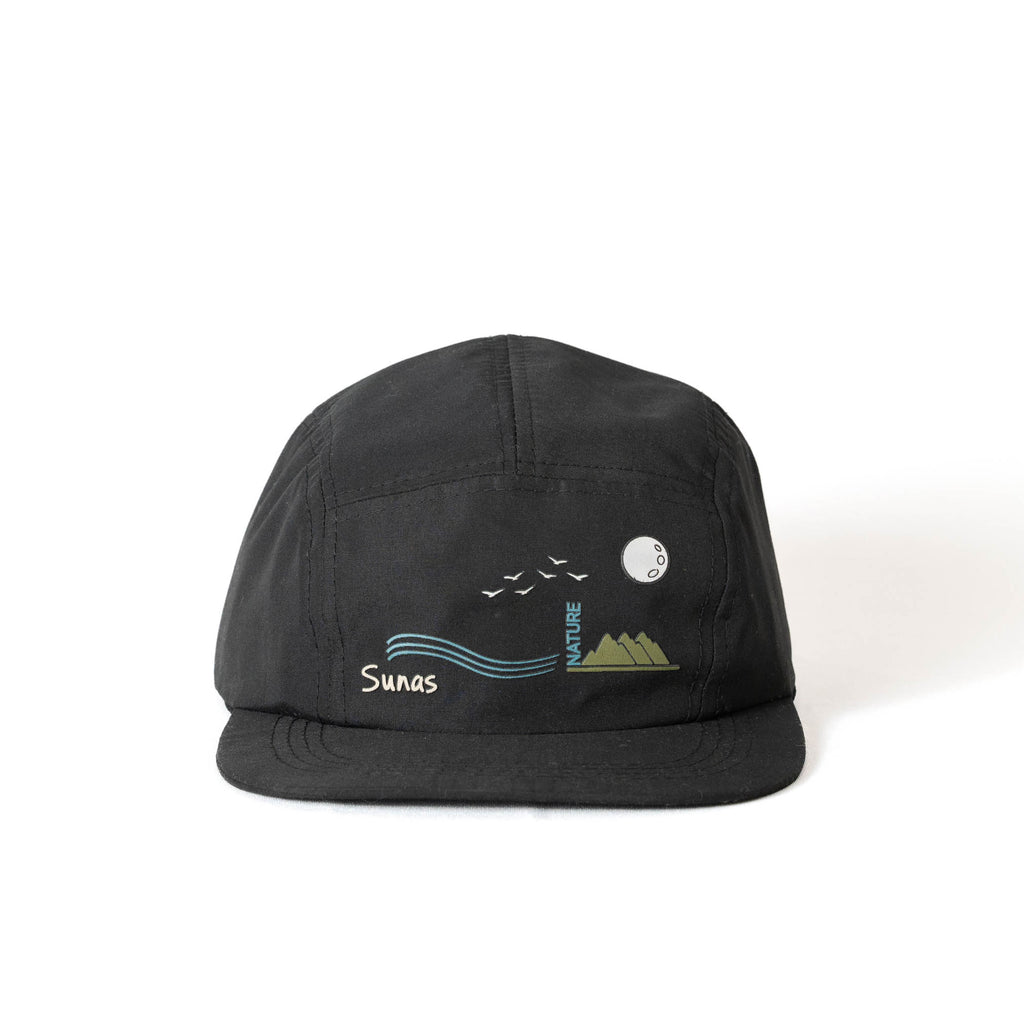 Gorra five panel Trama negra Sunas diseño olas, montañas y aves.