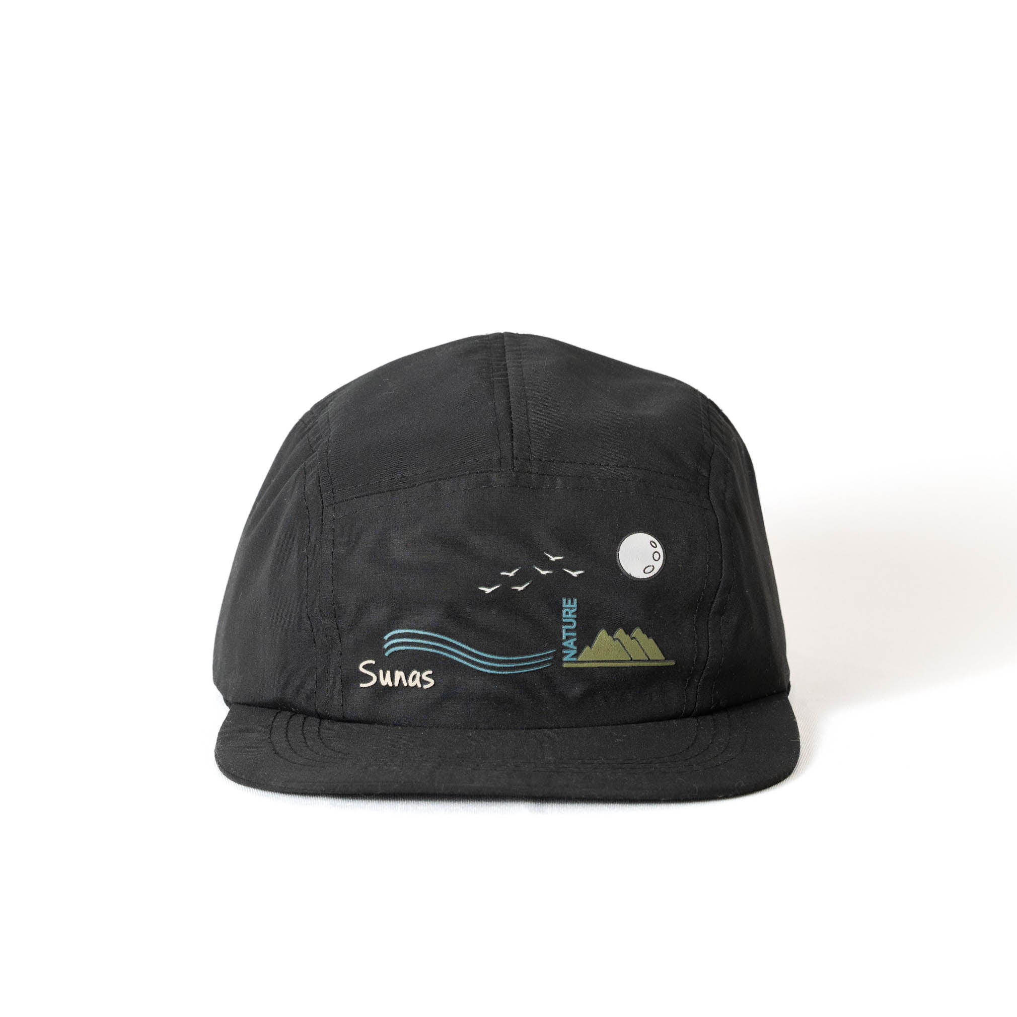 Gorra five panel Trama negra Sunas diseño olas, montañas y aves.