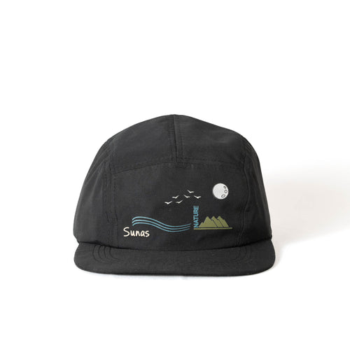 Gorra five panel Trama negra Sunas diseño olas, montañas y aves.