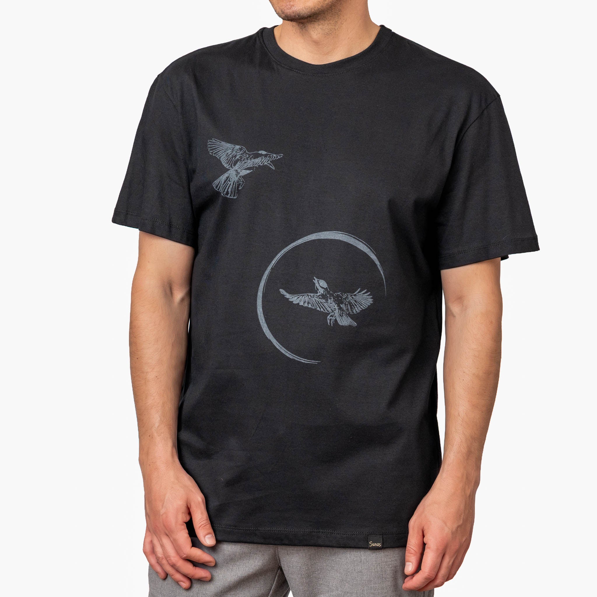 Remera Benteveo negro Sunas diseño minimalista