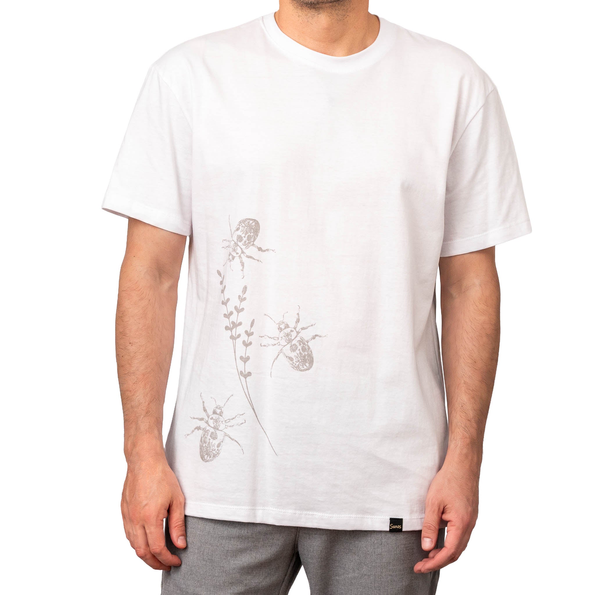 Remera Escarabajo blanco Sunas Geometría natural en clave minimalista