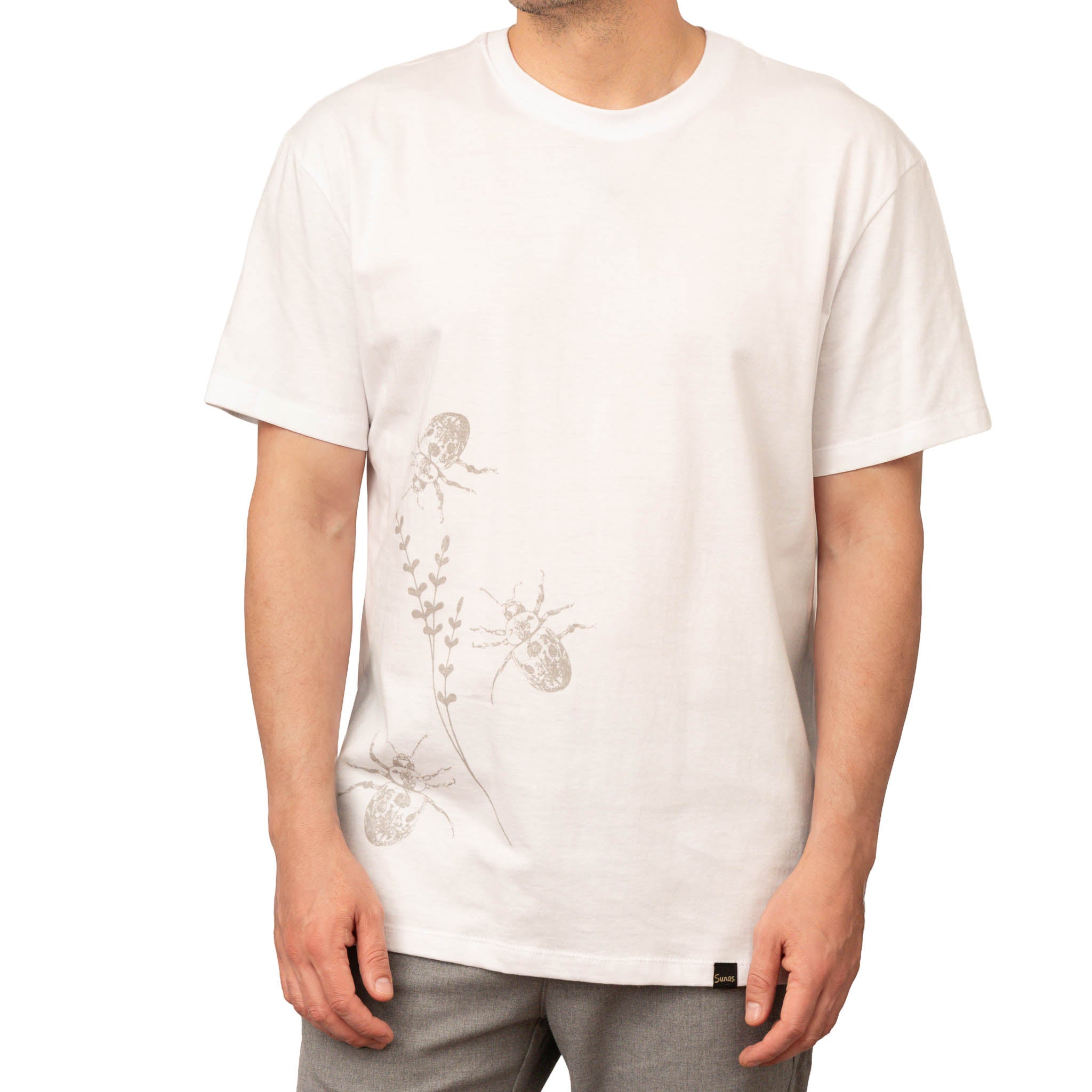 Remera Escarabajo crudo Sunas Geometría natural en clave minimalista
