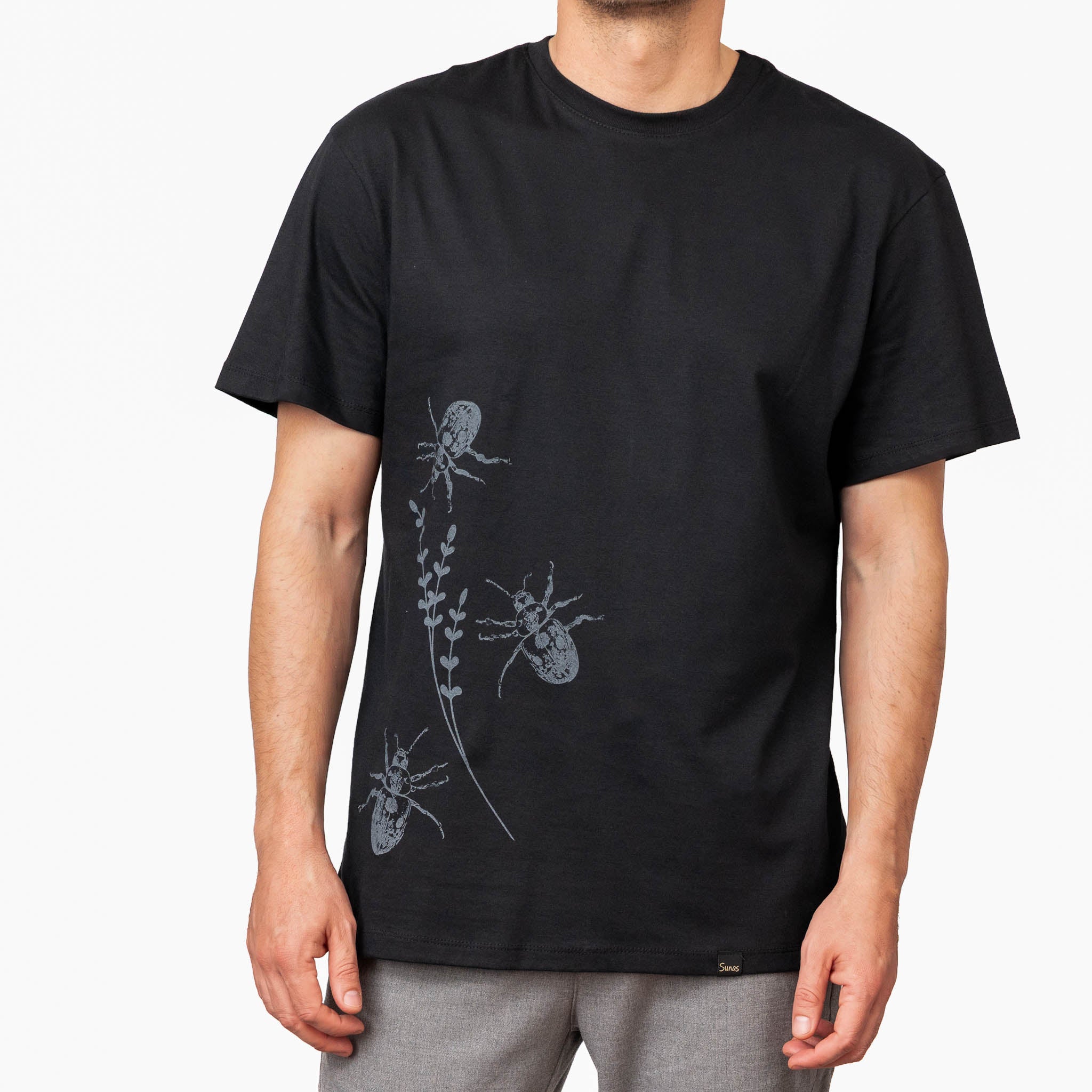 Remera Escarabajo negro Sunas Geometría natural en clave minimalista