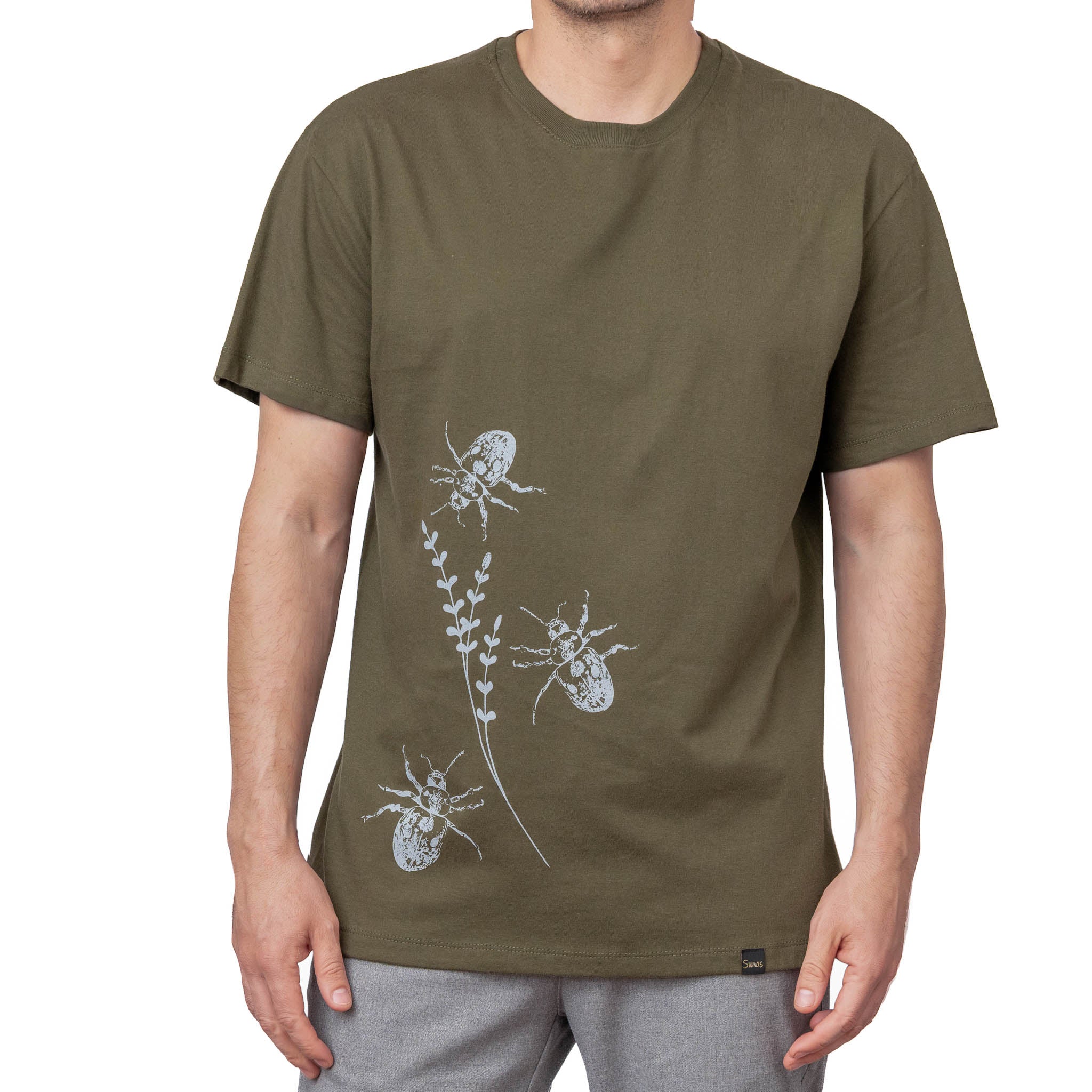 Remera Escarabajo verde Sunas Geometría natural en clave minimalista
