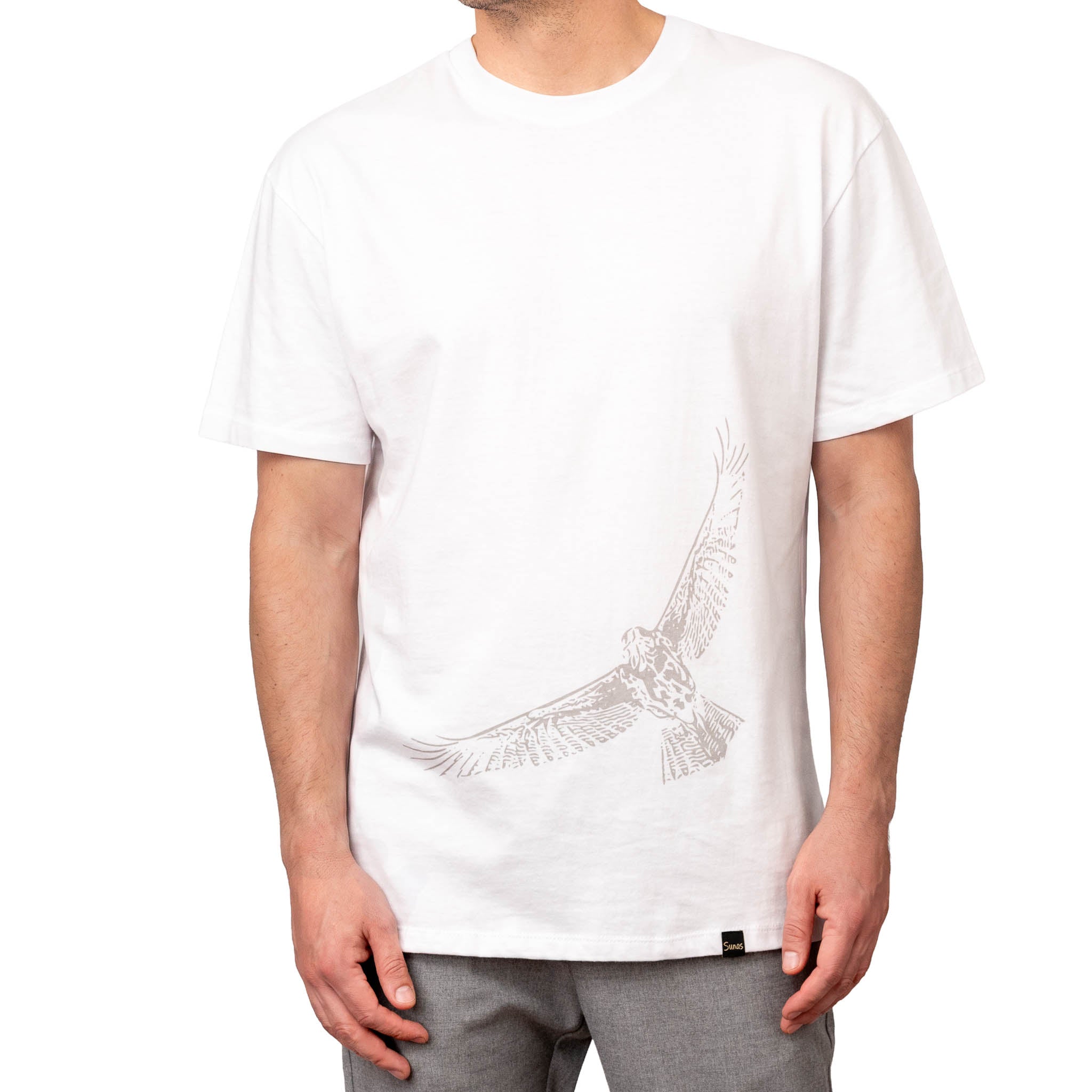 Remera Gavilán blanco Sunas Síntesis y precisión en una composición de bajo contraste