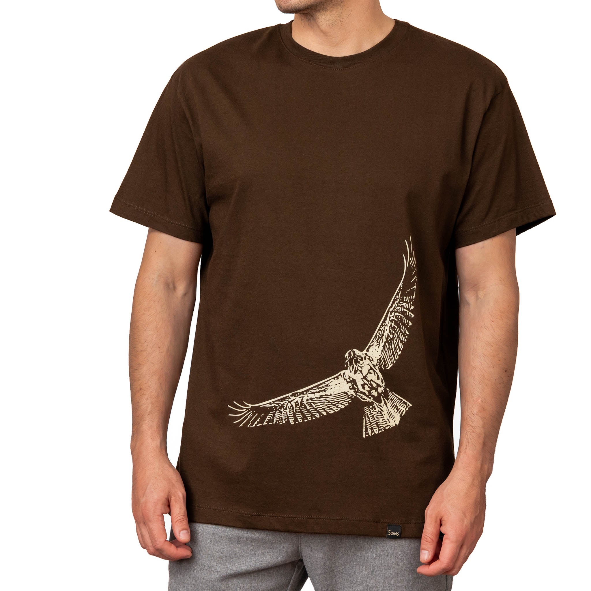 Remera Gavilán chocolate Sunas Síntesis y precisión en una composición de bajo contraste