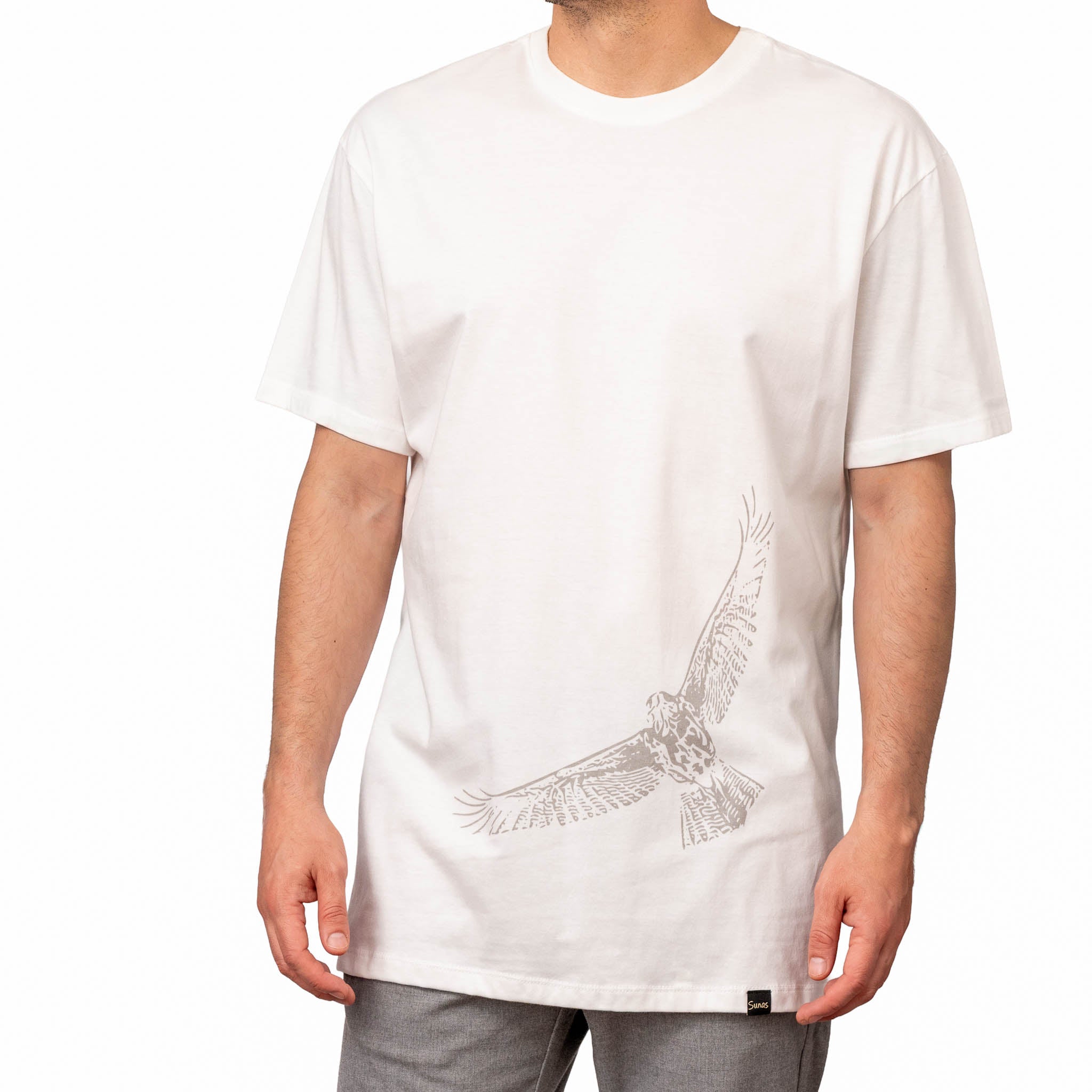Remera Gavilán crudo Sunas Síntesis y precisión en una composición de bajo contraste