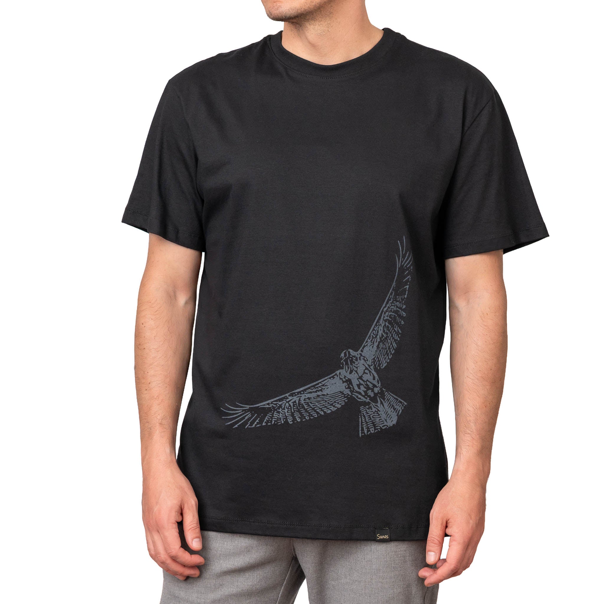 Remera Gavilán negro Sunas Síntesis y precisión en una composición de bajo contraste