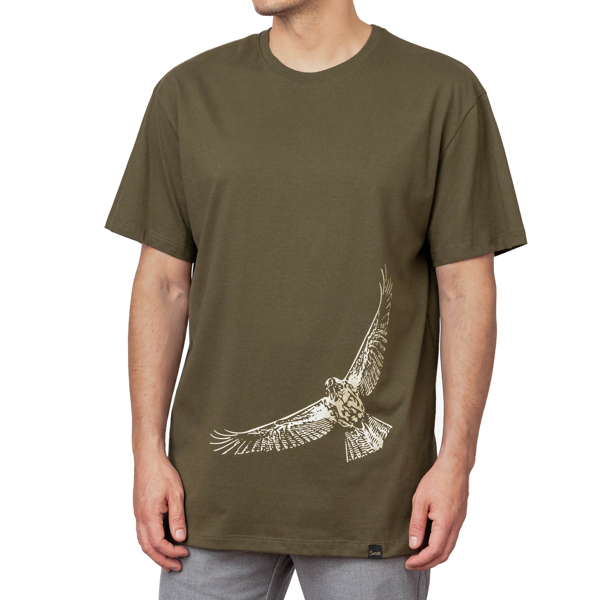 Remera Gavilán verde Sunas Síntesis y precisión en una composición de bajo contraste