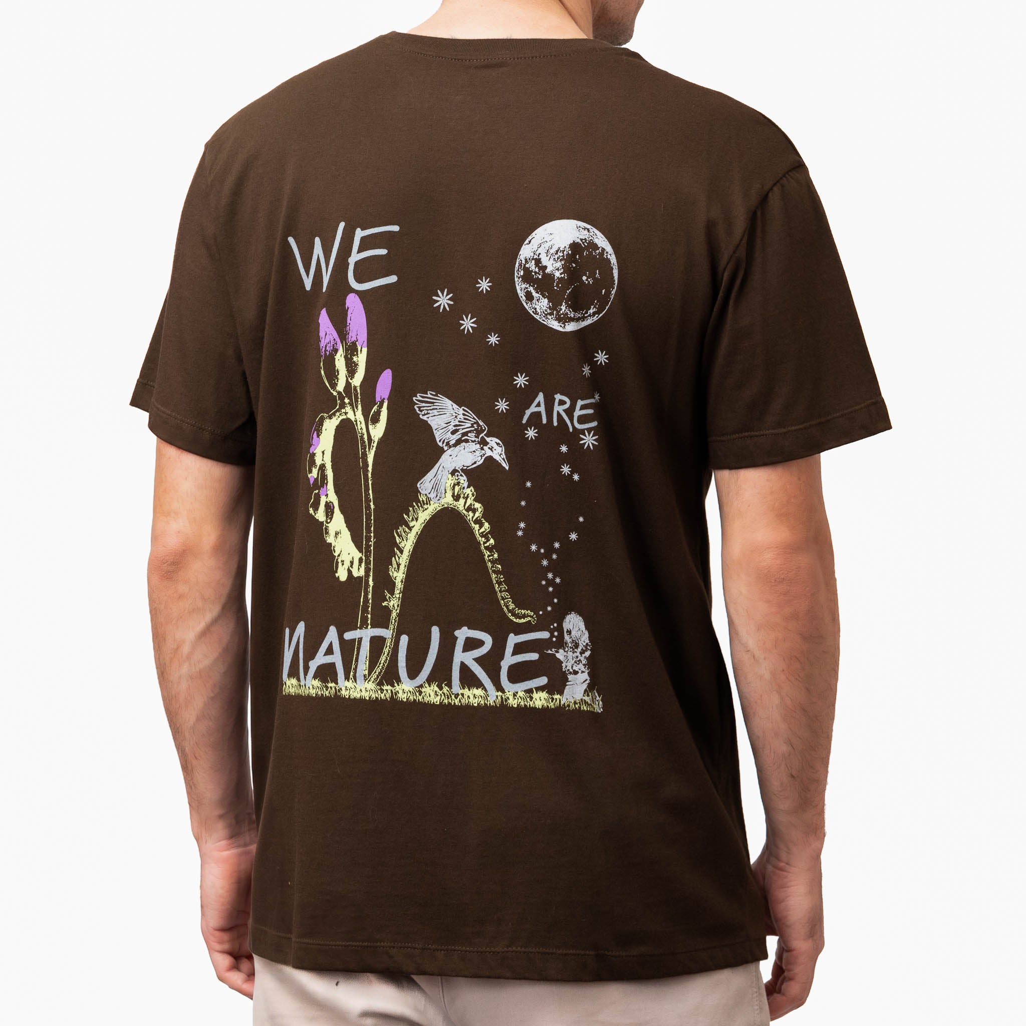 Remera Pitangus chocolate Sunas Benteveo y Drosera capensis